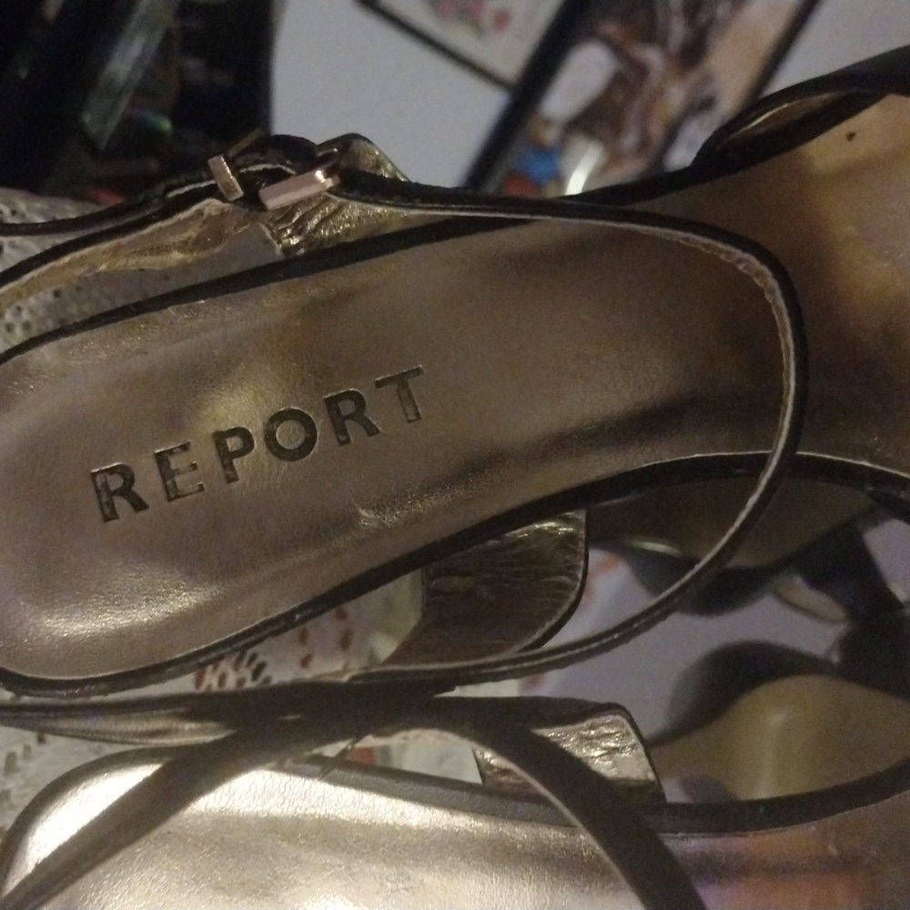 Report Women's Elegant Black and Gold Heels